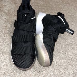 Nike Mens Lebron Soldier XI Basketball Shoe